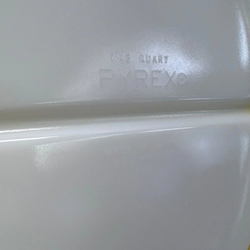 Pyrex vintage divided